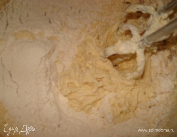 Просеять муку с разрыхлителем и ввести маленькими порциями, постоянно перемешивая до однородной консистенции.