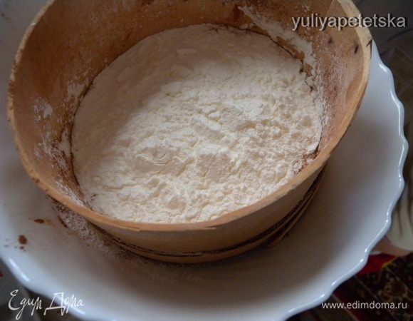 Крахмал просеять с разрыхлителем или содой. Я пользуюсь разрыхлителем и беру его 1 ч л с верхом. Пробовала и содой. 1 ч л без вершка и не гасить. Крахмал столовыми ложками с небольшим вершком. Если какао - то просеять вместе с крахмалом. 