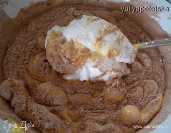 В желтки аккуратно поочередно понемножку вводим белки и сухую смесь. Перемешивая ручным венчиком. 