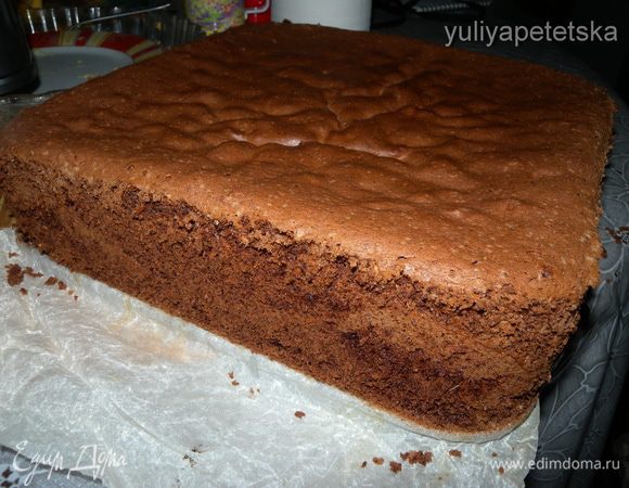 В предварительно разогретую духовку до 200 С. и сразу уменьшить до 180. Выпекать около 45 минут может и больше. Первые 40 минут духовку не открывать. Дать остыть в форме а потом только вытащить. Бисквит может подняться "горкой" при выпечке, но при остывании он примет нормальную "горизонтальную" форму. 