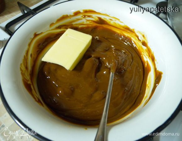 Крем тоффи. Смешать вареную сгущенку со сметаной. Нагреть на огне и добавить сливочное масло. Перемешать до однородности. остудить до комнатной температуры. 