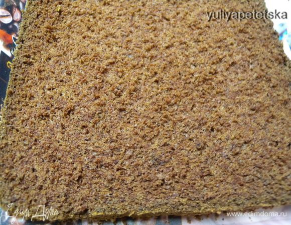 Разрезать остывший бисквит на 3 коржа. Один заключить в форму. Пропитать (кофе+кленовый сироп).