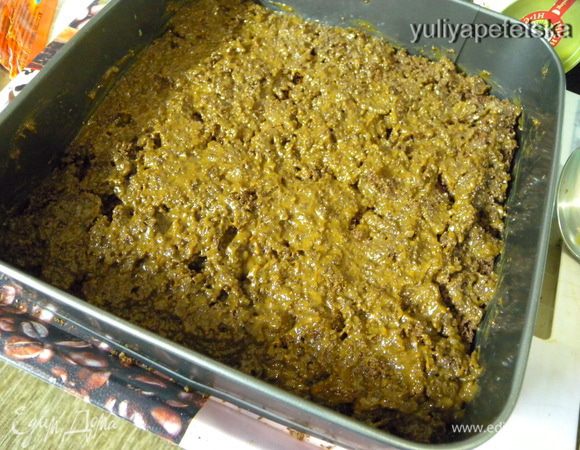  Второй корж порезать на кусочки и перемешать очень аккуратно с тоффи. Выложить на первый корж равномерный слоем (на фото выглядит не очень красиво, за то потом вкусно). Отправить в холодильник. 