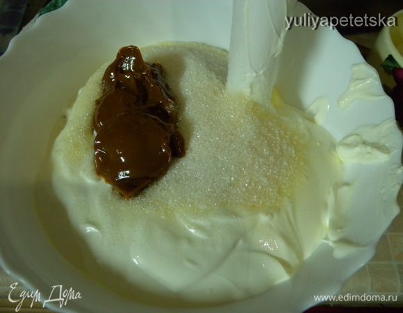 Приготовить суфле. В блендере перебить творог с молоком. Добавить сахар и сметану и сгущенное молоко. Взбить.  Приготовить кофе. Хочу сказать что сдесь все нужно пробовать. Сахара по вкусу. Но учтите, что тоффи сладкий. Сладкий будет крем под мастикой и сама мастика сладкая. Так что я например с суфле добавила сахара по минимуму. Кофе тоже по вкусу. Но он должен сильно выделяться. Измерить объем крема. Соответственно взять нужное количество желатина. Растворить его минимальным количеством горячей воды. Добавить в него пару ложек крема. быстро перемешать и через ситечко так же быстро ввести его в весь крем при этом взбивая. 