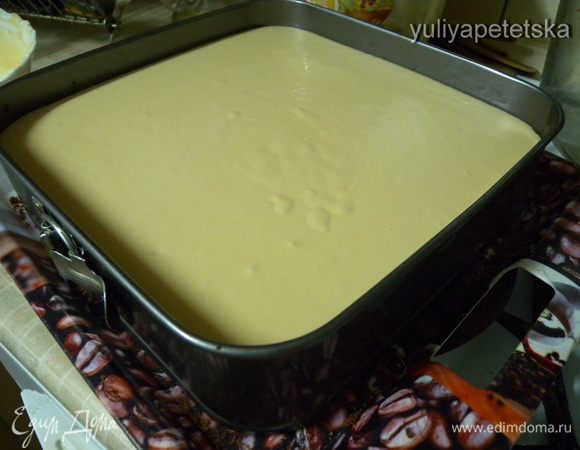 Достать с холодильника форму с 2 коржами. Залить суфле. Поставить в холодильник. 