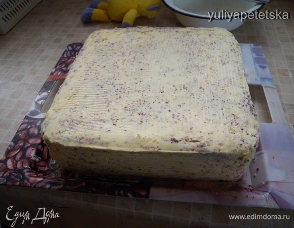 Крем под мастику. Мягкое (очень) масло взбить с небольшим количеством сиропа и сахарной пудрой.Покрыть торт сверху и бока. Поставить в холодильник. Я покрываю за 2 раза. Выровнять (можно горячим ножом). 