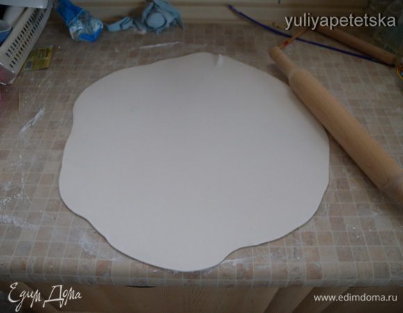 Приготовить сахарную мастику. Маршмелоу+сахарная пудра. Покрыть торт. 