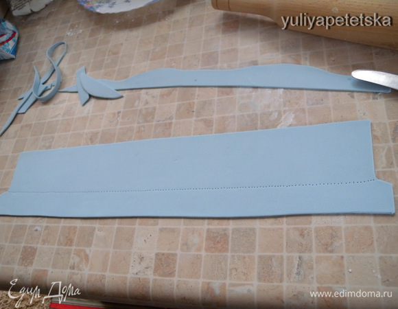 Для воротничка я делала из желатиновой мастики. Он застыл мгновенно и не нужно его отдельно сушить и ждать. 