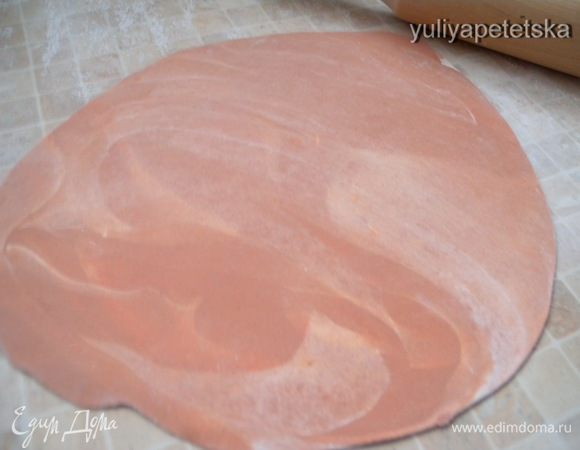 ...Для галстука и платочка я сделала отдельно розовую мастику и белую с добавлением какао. Потом  смешала их так, чтобы остались разводы (ткать). Имитацию ткани сделала как в рецепте http://www.edimdoma.ru/recipes/16878 с помощью марли.  