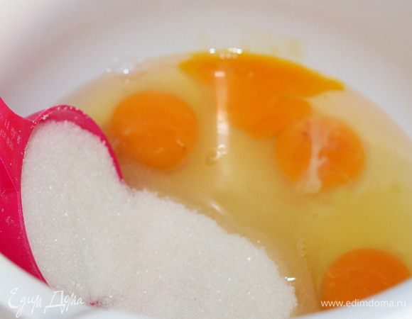 Соединить яйца с сахаром, ванилином