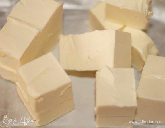 Маргарин должен быть мягкий, я его нарезаю на небольшие кубики