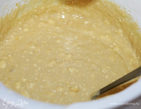 Добавить муку, перемешать.
Я не довожу до однородной массы, небольшие кусочки маргарина должны остаться