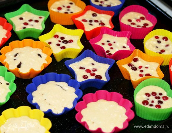 В другие мелко нарезанный шоколад. Шоколад я кладу посредине и сверху покрываю небольшим количеством теста