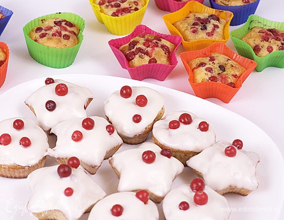 Кексы с клюквой смазать помадкой и украсить ягодами.