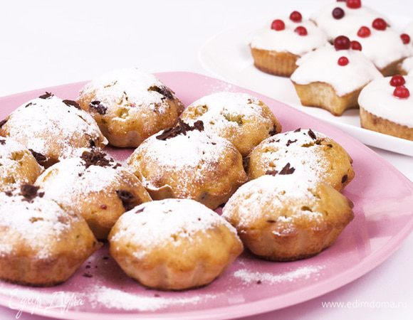 Шоколадные присыпать сахарной пудрой и шоколадом.