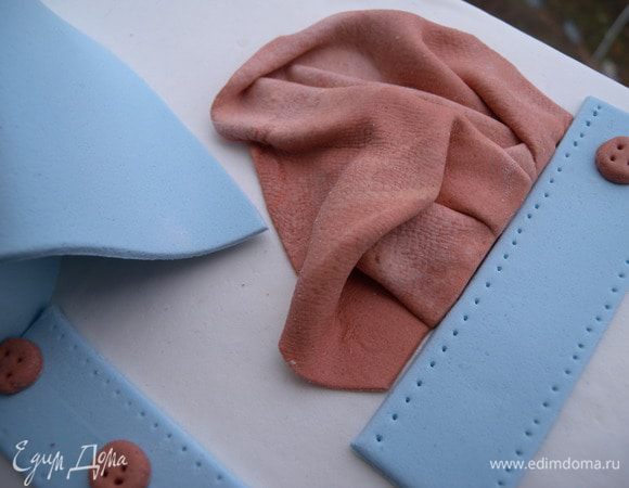 Ткань для платочка смять и обрезать прямой линией ко карману. 