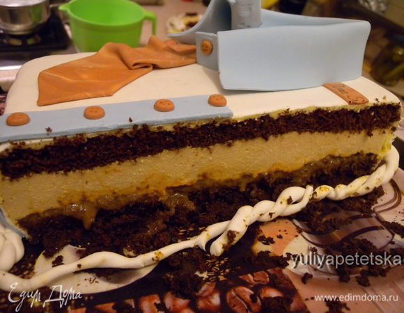Уже разрезали.  (Слой "тоффи" немного подтек, простояв на столе некоторое время).