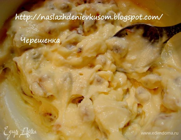 Теперь добавляем йогурт. Количество регулируйте сами, по консистенции начинка должна быть, как средней густоты сметана.