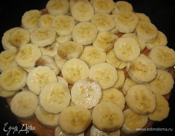 Начинаем готовить торт с мороженным!!!
Лень было бисквит печь...купила готовые коржи)на готовый бисквит начинаем слоями выкладывать
бананы ...