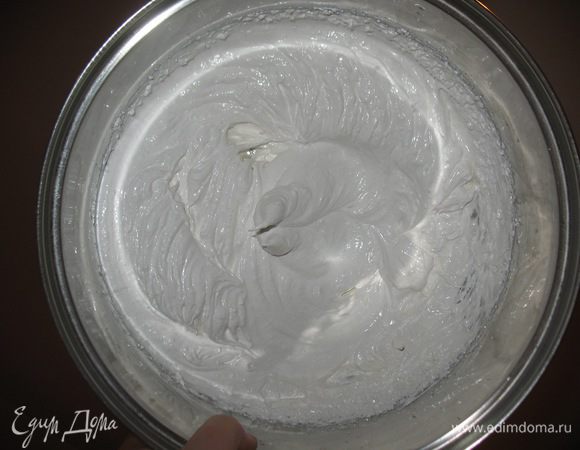 взбиваю 10мин. 6 холодных белков со стаканом сах.песка,
добавила лим.сока....