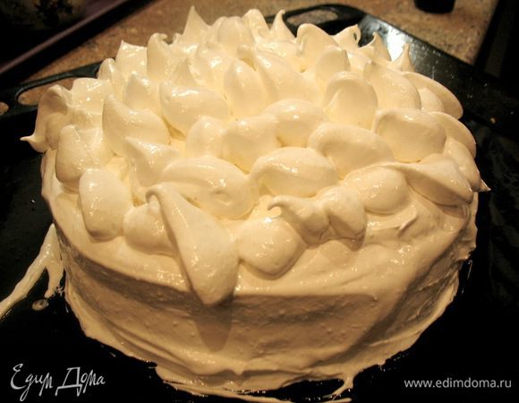 начинаем кремом смазывать наш торт.
доступа воздуха внутрь не должно быть..