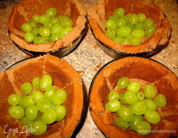 В креманку на дно и по кругу стенок выложила шоколадный бисквит...