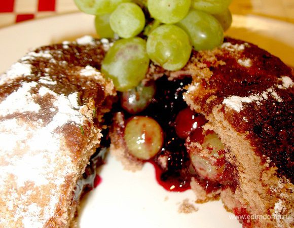 Во внутрь положила виноград,залила до верху чёрной смородой с сахаром
(на огне согрела)Всё это сверху закрываем крышечкой из бисквита и ставим груз...убираем в холодильник часа на 2мин.
Переворачиваем наш кекс в тарелку ,убираем креманку и украшаем топлёным шоколадом со сливками ,посыпать сах.пудрой...ВСЁ)