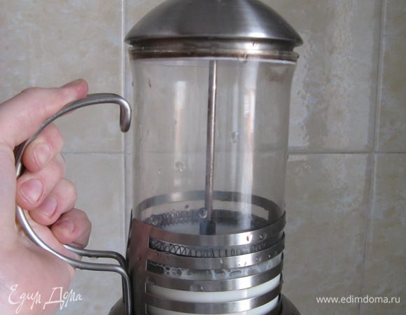 Налить теплое молоко в заварник. Заварник должен быть с прессом, как на фотографии, иначе не получиться пены.