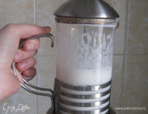 Быстро и ритмично поднимать пресс и опускать, до появления пены