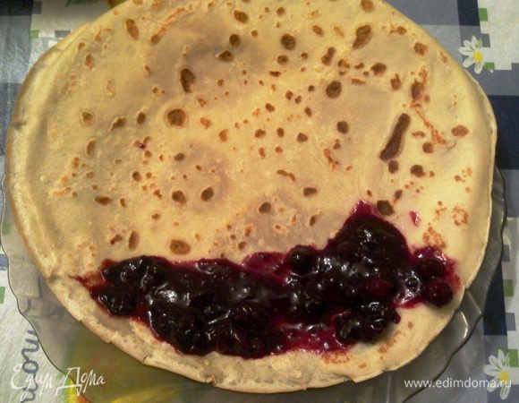 Смородину растолочь с сахаром и подогреть на медленном огне до растворения сахара...Первая начинка готова! Приступим к первому слою нашего тортика. Выкладываем на блин примерно 2 ст.л. смородины с сахаром и сворачиваем в рулетик....