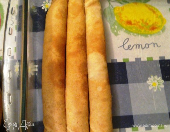 Рулетики укладываем в форму в виде первого ряда поленницы...