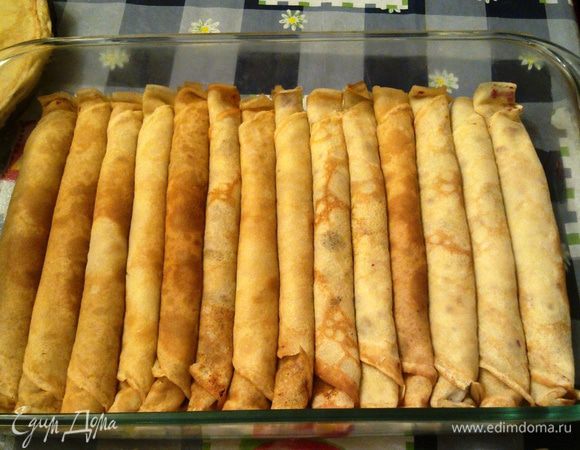 Укладываем всё дно формы ровным слоем из рулетиков со смородиной...