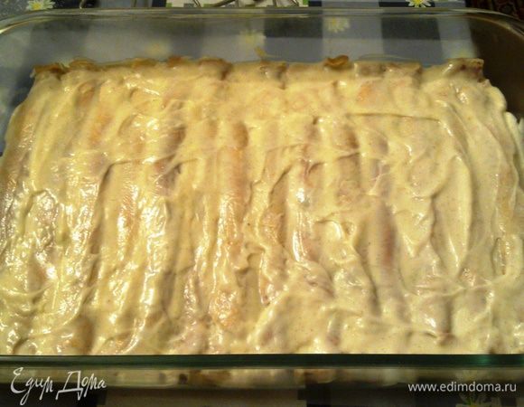 ..теперь сварим сливочно-ванильный крем...сливки взбиваем венчиком с желтками, добавляем сахар, муку. Взбить всё слегка до однородности...разрезать вдоль стручок ванили, ножом вынуть сердцевинку и добавить в крем вместе со стручком...Поставить на огонь и варить до загустения минут 10...сильно густой тоже не нужен, тогда он не очень хорошо пропитает блинчики...Тёплым кремом смазать первый слой рулетиков со смородиной... 