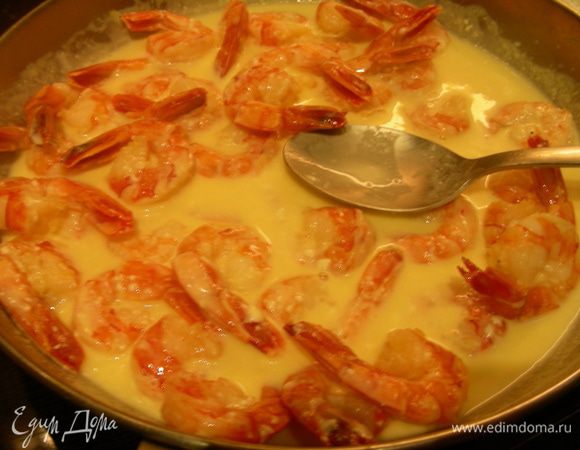 Креветки временно убираем со сковороды и держим в тепле. В то, что осталось на сковороде после фламбе, наливаем апельсиновый сок, доводим докипения, добавляем крем-фреш. Если хотите соус погуще, можно добавить немного крахмала. Прогреваем пару минут, добавляем наши креветки. Прогреваем еще минуту-другую. 
