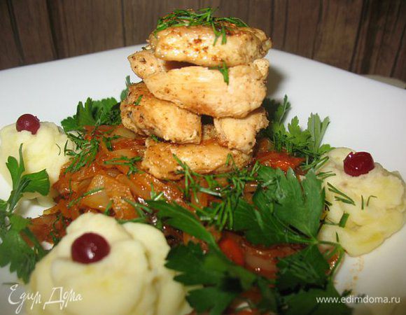 Кусочки куриной грудки заправила специями и обжарила.
Капуста тушёная с луком,морковкой,зеленью.
Пюре со сливками и клюква.