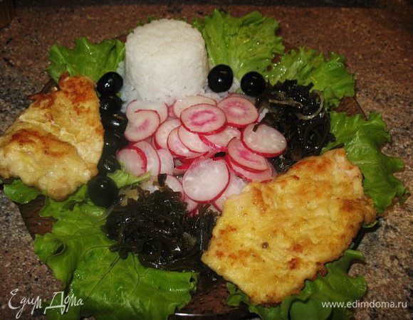 Листья салата,редиска,филе курицы отбила посыпала специями ,обваляла в муке и обжарила с 2хсторон,оливки,морская капуста,рис.