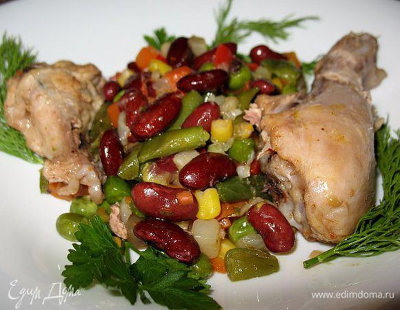 Отварила кусочки курицы прям в сковородке и добавила овощную смесь с фасолью,специи,потушила и готово!!!