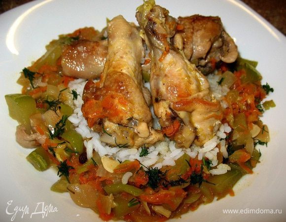 Отварила рис.
Обжарила кусочки цыплёнка,добавила кубиками кабачок,лук,зелёный перчик,на тёрке морковь,чеснок,зелень,соль.За пару минут до готовности добавила сливки....такая вкуснятина нежная получилась...ммм....)
