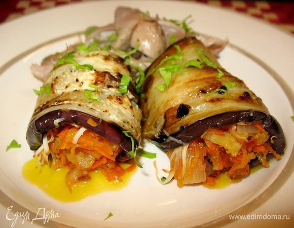 Обжарить баклажан нарезанный полоской...на него сыр на тёрке,обжаренный лук,чеснок и морковка...сворачиваем в рулетки.
Обжариваем кусочек куры,тушим.
Готово!!!