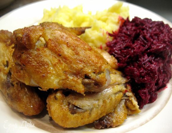 Крылышки куриные пропитываем пряностями и в кулинарный рукав,добавьте немного сливочного масла....
Ставим в духовку на 30мин.180-200гр.,затем дать полежать в духовке мин 10-15....Мягкие,сочные!!Ммм..
Подала с пюре на сливках и салат из свеклы!