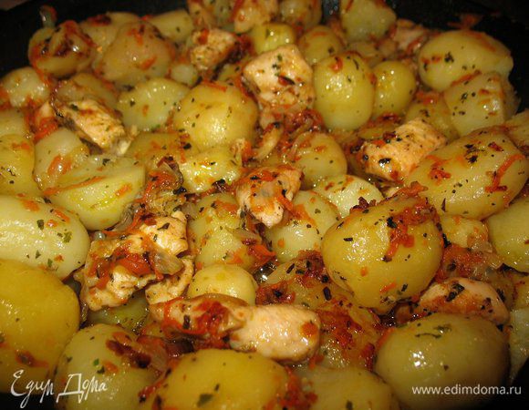 Картошечка с курочкой обжаренная!
Берём самую мелкую картошку,отвариваем в мундире,чистим.
В это время на сковородке обжариваем кусочки курицы,добавляем картошку,посыпаем специями и обжариваем.Приятного Вам аппетита!!!