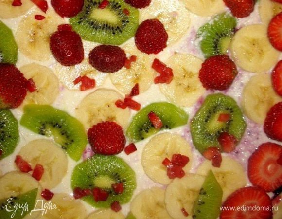 Украшаю клубникой,бананом,киви....
часть ягод съедена во время приготовления...)))
Ставлю в духовку на 25-30мин.при 180-200гр.