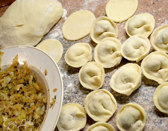 в этот раз такое тесто у меня:
2яйца(кто держит пост не добавляем)
стакан сыворотки
соль
муки сколько возьмёт при замесе....