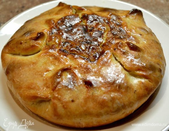 Из остатка теста раскатываю круг и на сковородку смазанную маслом....
Выкладываю начинку из капусты,заливаю смешанным соусом из зст.л.сметены+2яйца.Края теста закрепляю к центру и оставляю не закрытой середину пирога)Смазываю тесто слив.мас. и в духовку при180гр на мин.25...дать подрумянится...