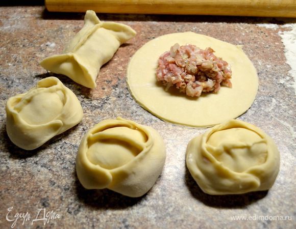 Мой любимый рецепт теста : 1 порция - 1 ст.газиров.воды, 2 яйца, 2 ст.ложки оливкового масла, 1 ст.ложка сметаны, мука, соль по вкусу. Дать ему минут 10 отлежаться, потом опять помять. И так раза 2.
