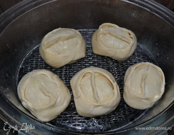 Закладываем манты в пароварку...