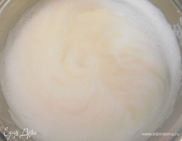 Белки взбить в стойкую пену.