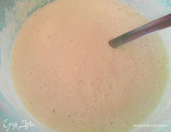 В отдельной чаше смешать ингредиенты для блинов. Аккуратно быстрыми движениями ввести белки. 