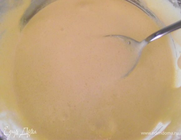 Для крем-пудинга: Взбить желтки с сахаром в густой светлый крем. Подмешать муку.