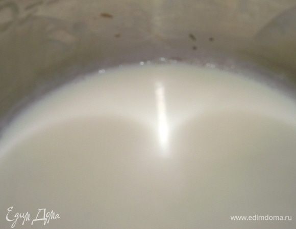 Разогрейте молоко( не доводя до кипения!) и влейте тонкой струйкой в яичный крем, не переставая взбивать. Добавьте ванилин и краситель(если используете), после чего процедите в кастрюльку, где разогревалось молоко.



















